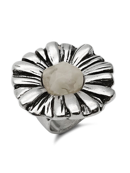 リングを立てて撮影した画像で、立体的なフラワーモチーフのボリューム感が伝わります。