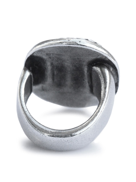 アジャスタブル仕様がわかる、リング裏面を写した画像。