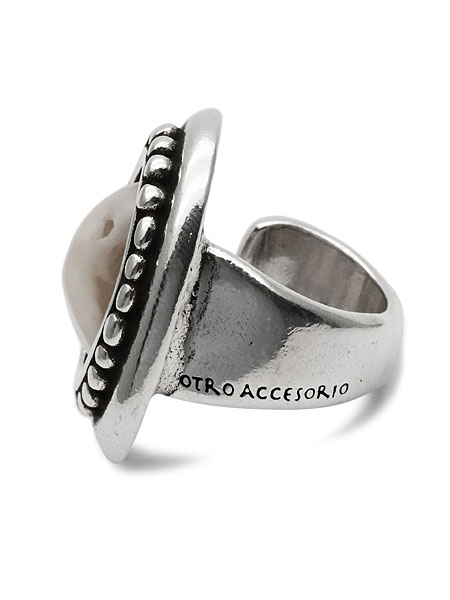 リングを横から写した画像で、サイドに施されたブランド刻印とアンティーク調の質感が伝わります。