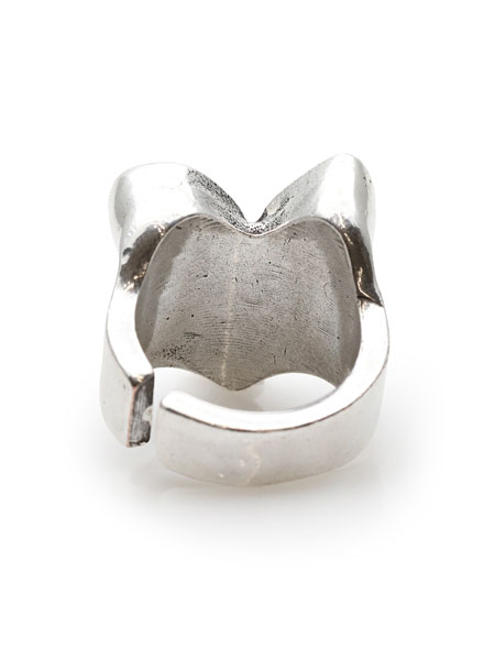 リング裏側を写した画像で、サイズ調整ができるアジャスタブル仕様が確認できます。