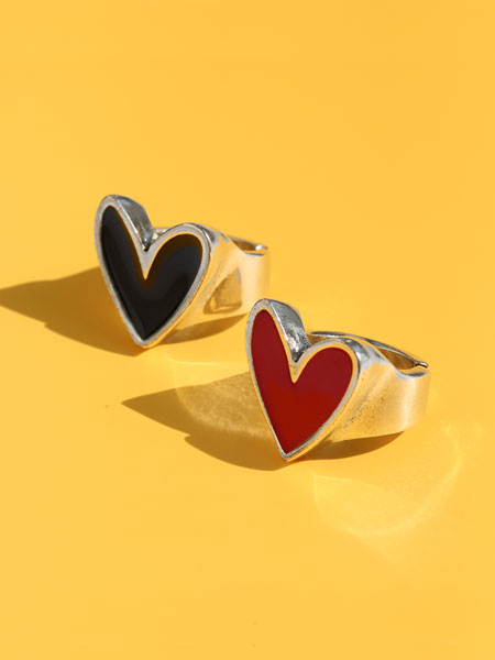 レッド、ブラックのハートリングを並べて写した画像で、カラーバリエーションが分かります。