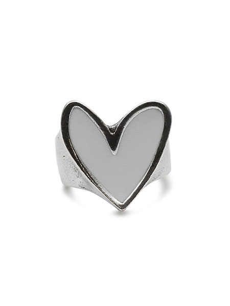 正面から撮影したハートトップのアップ画像で、ホワイトエナメルの質感が伝わります。