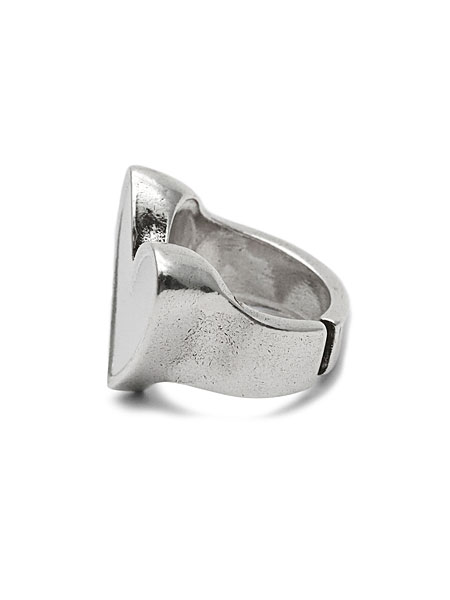 ハートトップを左向きに横から写した画像で、トップの厚みと立体感が分かります。