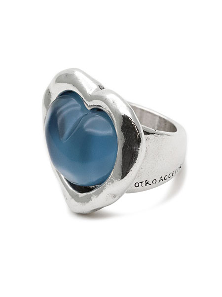 リングを横から写した画像で、アーム部分に施されたブランド刻印とアンティーク調の質感とぷっくりとしたハートトップの厚みと立体感が分かります。