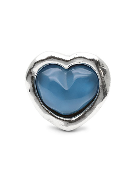 正面から撮影したハートトップのアップ画像で、透明感のあるブルーの質感が伝わります。
