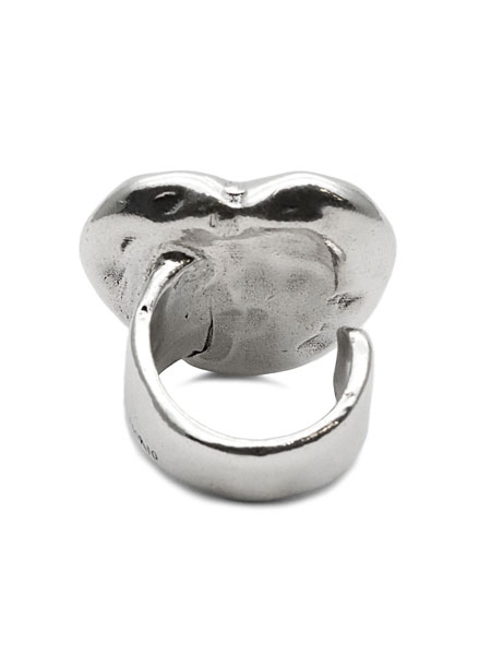 リングの裏側を写した画像で、サイズ調整ができるアジャスタブル仕様が確認できます。