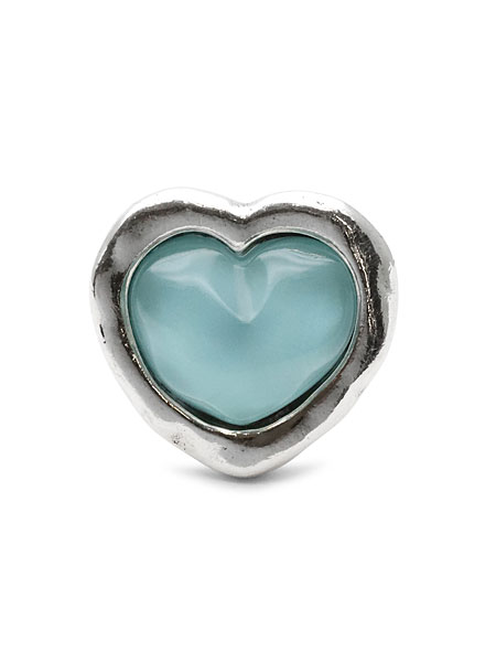 ハートトップを正面からアップで撮影した画像で、透明感のあるターコイズブルーの質感が伝わります。