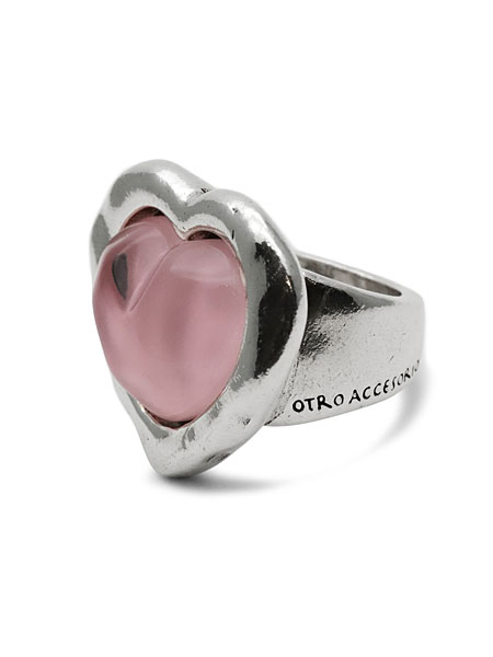 リングを横から写した画像で、アーム部分に施されたブランド刻印とアンティーク調の質感とぷっくりとしたハートトップの厚みと立体感が分かります。