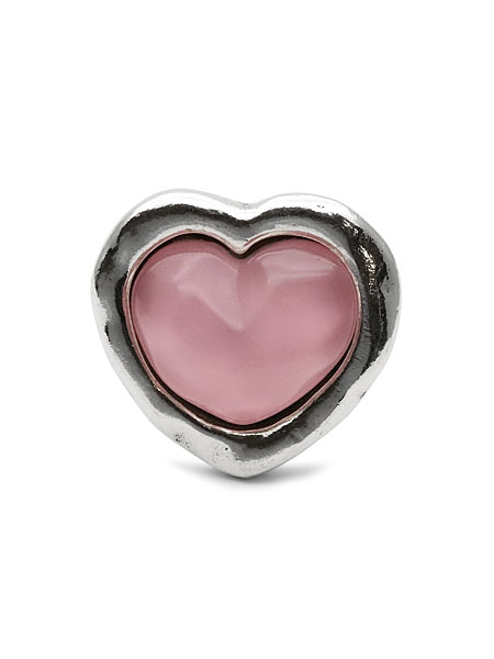 ハートトップを正面からアップで撮影した画像で、透明感のあるピンクの質感が確認できます。