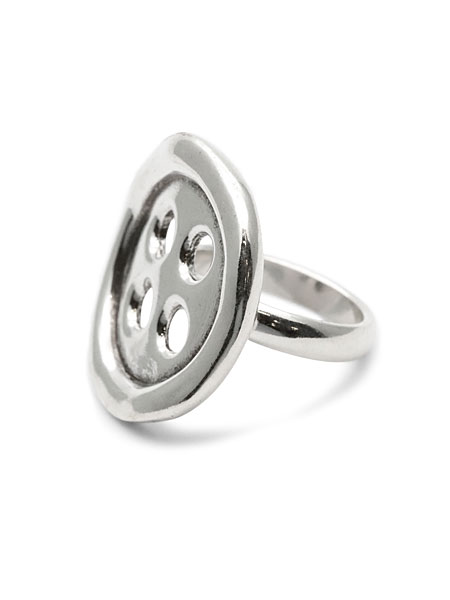 リングを横から写した画像で、ボタンモチーフの厚みやゆがみのあるフォルムが分かります。