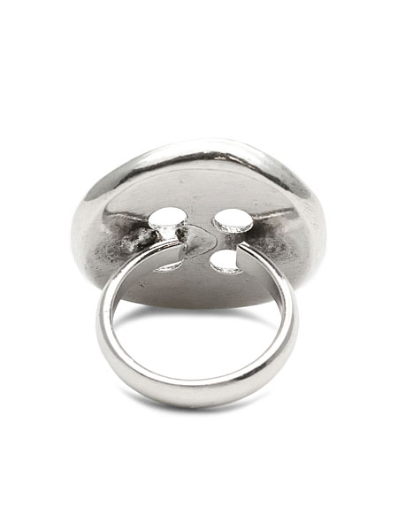 リングの裏側を写した画像で、サイズ調整ができるアジャスタブル仕様が確認できます。