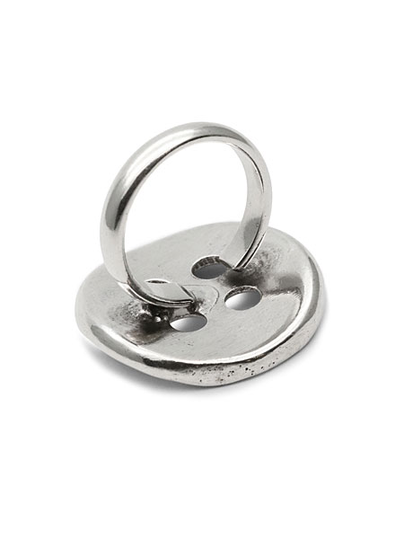 リングを寝かせて撮影した画像で、ボタントップ裏面や細身のリングアームの形状が分かります。