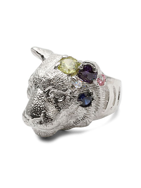 トラの頭にセットされた宝石が良く見える横から写した画像で、希望の光をイメージした石の輝きが分かります。