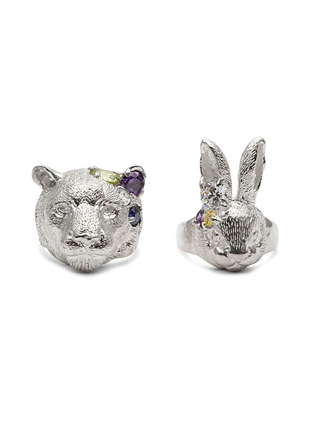 同シリーズのウサギのリングと並べて写した画像で、それぞれのモチーフが持つ世界観の違いを楽しめます。