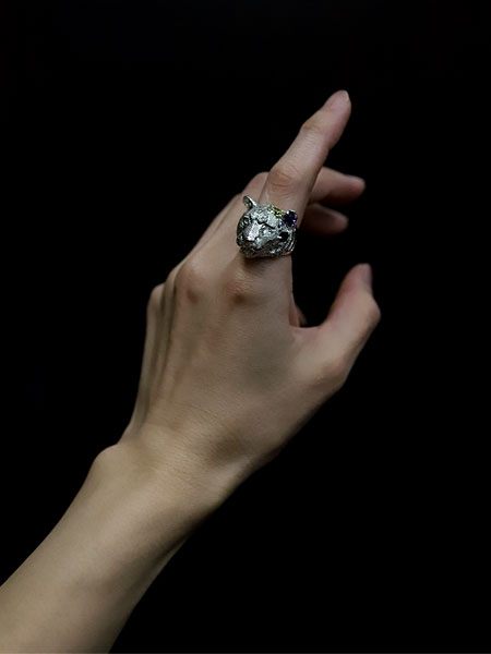 女性が人差し指に着けた手元アップの着用画像で、トラの表情や頭の宝石のきらめき、指元での存在感が自然に伝わります。