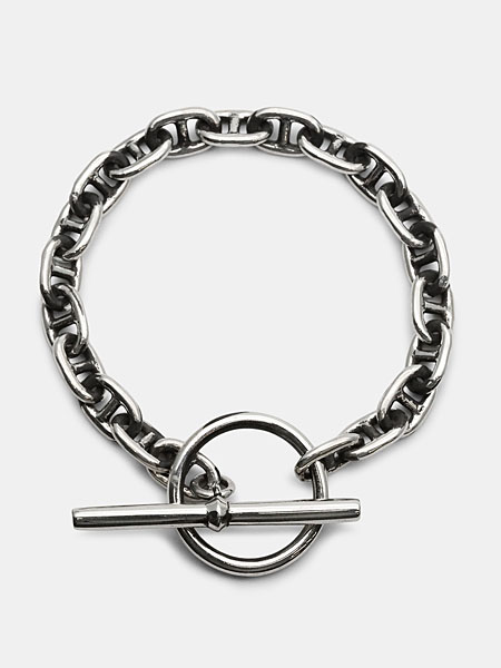 ブレスレットを上から見た全体画像で、マリンチェーンの連なりや燻し加工による落ち着いた表情が分かります。