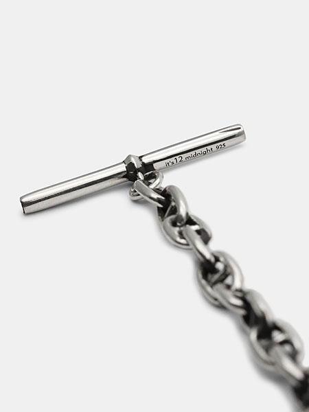 ブランド名と925の刻印が打ち込まれたオリジナルTバー部分をアップで写し、丁寧な作りが伝わる画像です。