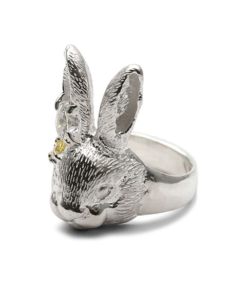 ウサギの耳の内側まで毛並みが細かく表現された立体感が伝わる、リング横向きの画像。