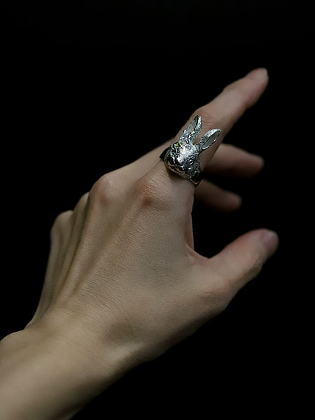 女性が人差し指にウサギリングを着けた手元アップの着用画像で、ボリューム感がわかります。