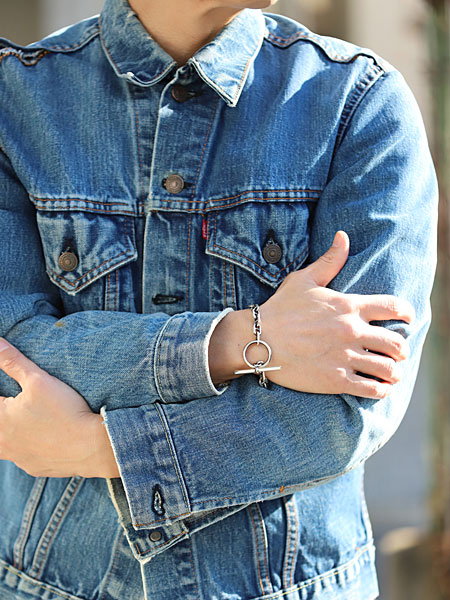 男性が手元に着けたマリンチェーンブレスレットを正面から写した着用画像で、程よいボリューム感が伝わります。