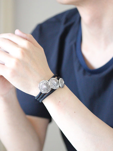 手首にヘアゴムブレスとして着けた着用イメージの写真。