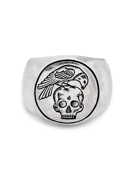 シグネットリングを正面から撮影し、スカルと猛禽類の絵柄がよく分かる画像。