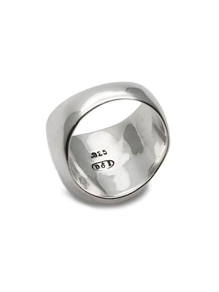 リングテーブル裏側に打ち込まれた刻印が確認できるよう、裏面から撮影したシグネットリングの画像。