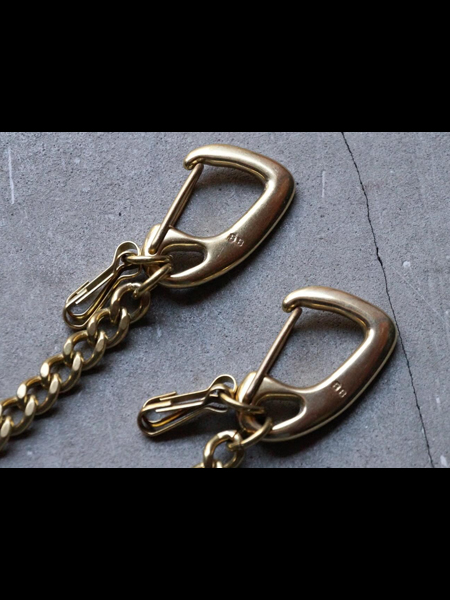 真鍮製カラビナにさりげなくBB刻印が入ったディテール部分のアップ画像。