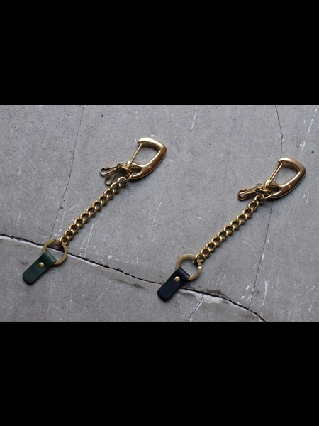 グリーンレザーと別売りブラックレザーを並べたキーチェーンの比較画像。