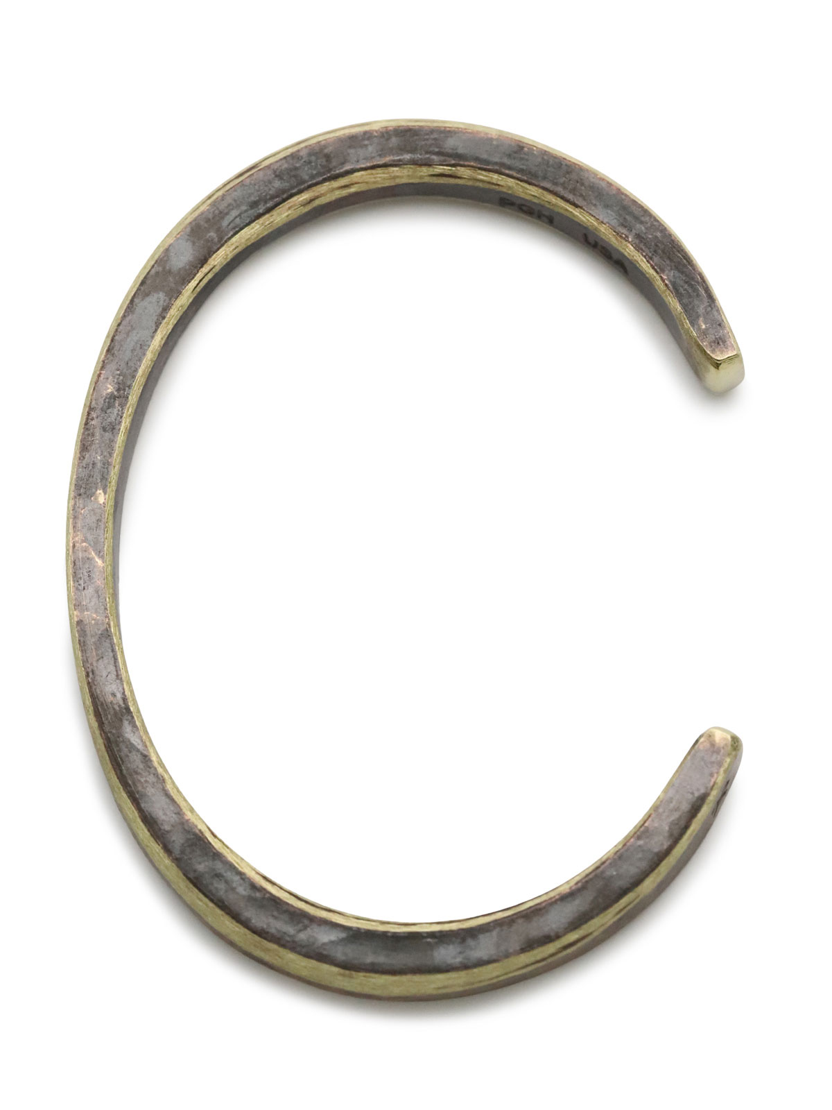 上から見たバングル全体の画像で、センター部分の幅の変化や仕上げの表情が分かります。