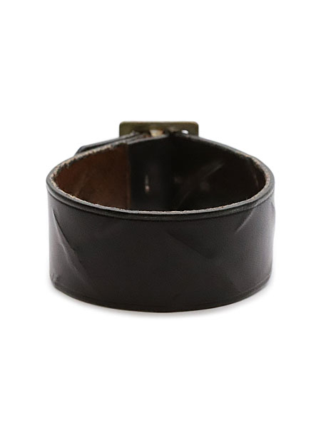 レザーブレスレットの裏面を写した画像で、肉厚な革と丁寧な仕上げが分かります。