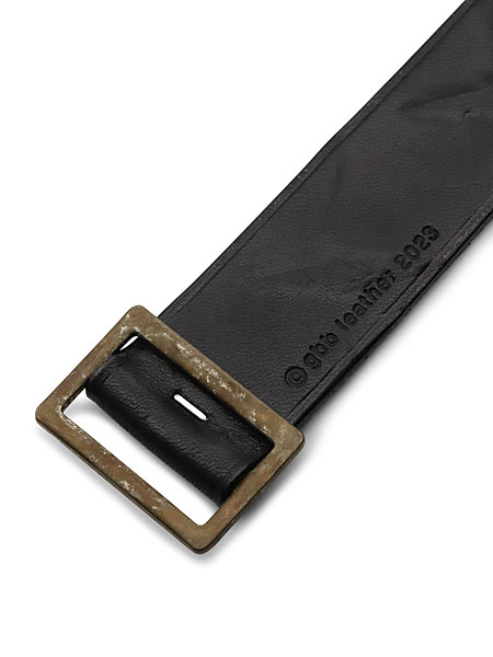 ユーズド加工が施されたバックル部分をアップで撮影したディテール画像です。