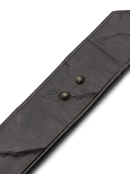 2段階で長さ調節ができるリベット部分を写したアップ画像です。