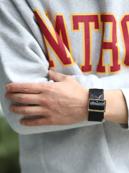 カジュアルなスウェットに合わせて着用したレザーブレスの正面画像です。