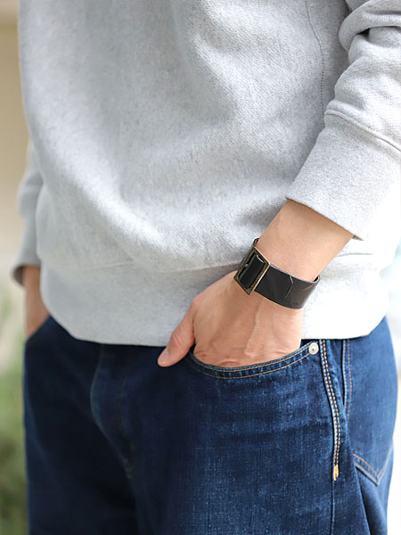 スウェットとジーンズに合わせて斜め前から撮影した着用イメージ画像です。