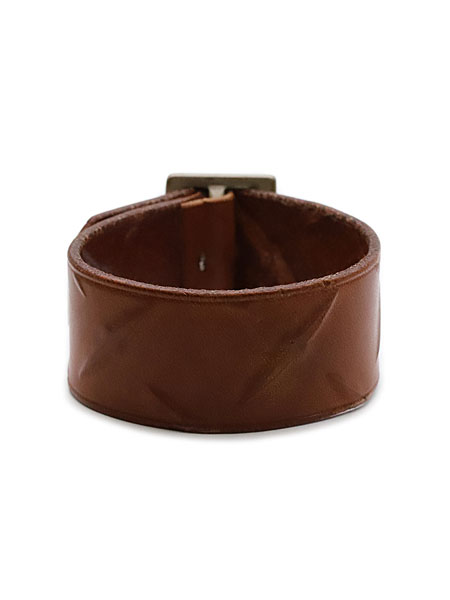 レザーブレスレットの裏面を写した画像で、肉厚な革と丁寧な仕上げが分かります。