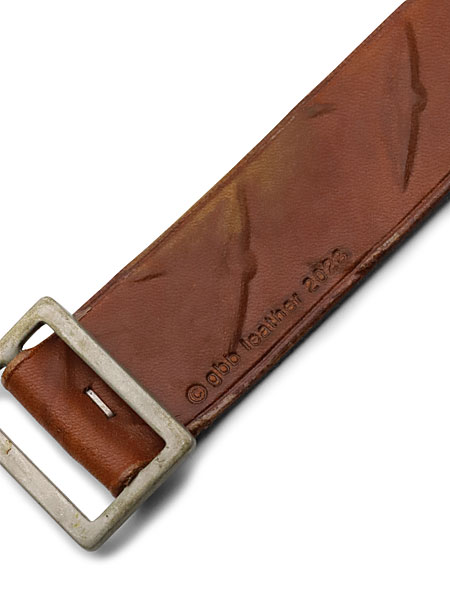 ユーズド加工が施されたバックル部分をアップで撮影したディテール画像です。