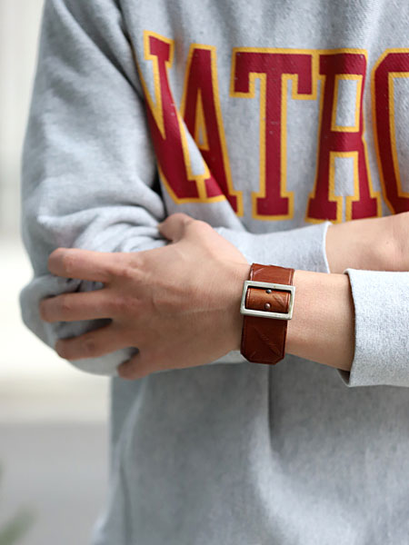 カジュアルなスウェットに合わせて着用したレザーブレスの正面画像です。