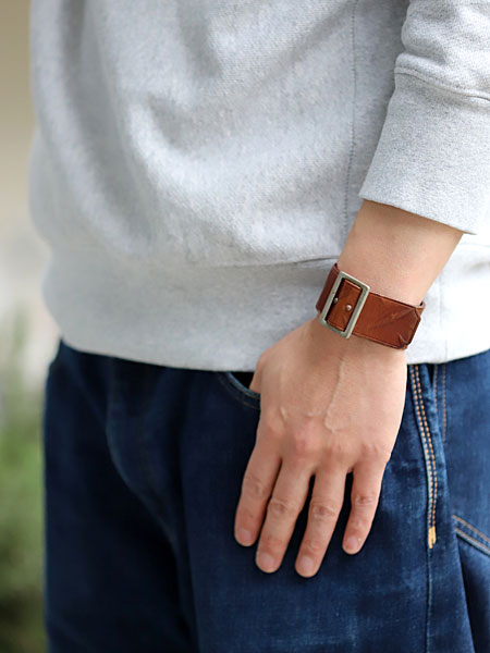 スウェットとジーンズに合わせて斜め前から撮影した着用イメージ画像です。