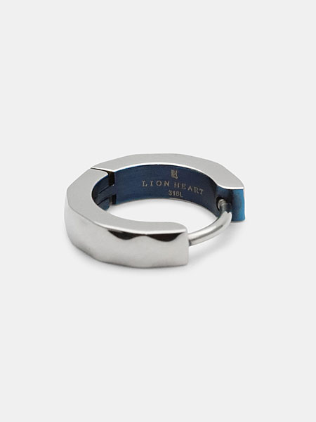 カッティングフープピアスを横から撮影した、厚みやカット面の立体感がわかる画像。