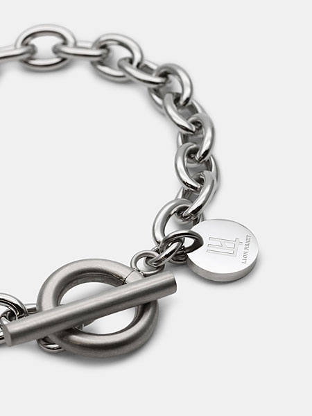 マット仕上げのマンテル部分と、コイン型のチャームのアップ画像。