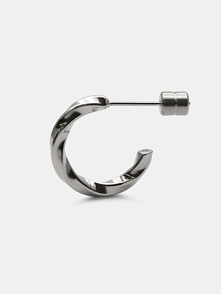 G型ピアスを横から撮影した、ツイストの立体感や厚みがわかる画像。