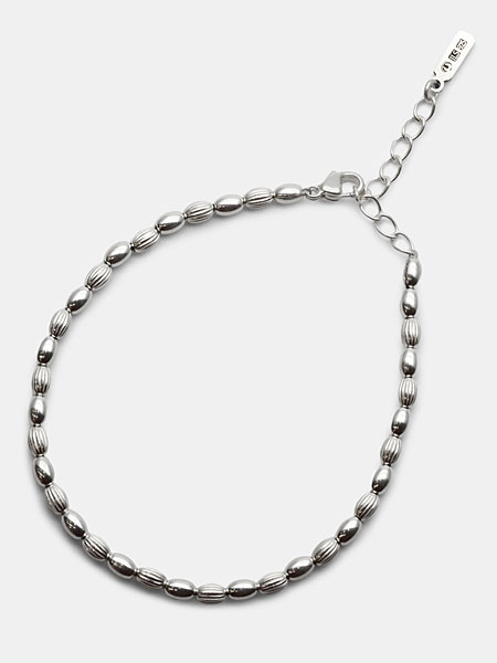 オーバルビーズブレスレットを上から撮影し、全体のバランスやシルエットがわかる画像。