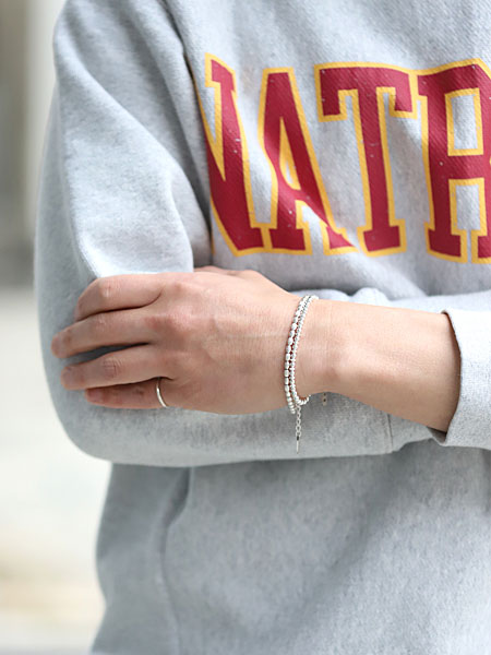 カジュアルなスウェットに合わせて着用した、オーバルビーズブレスレットの正面イメージ画像。