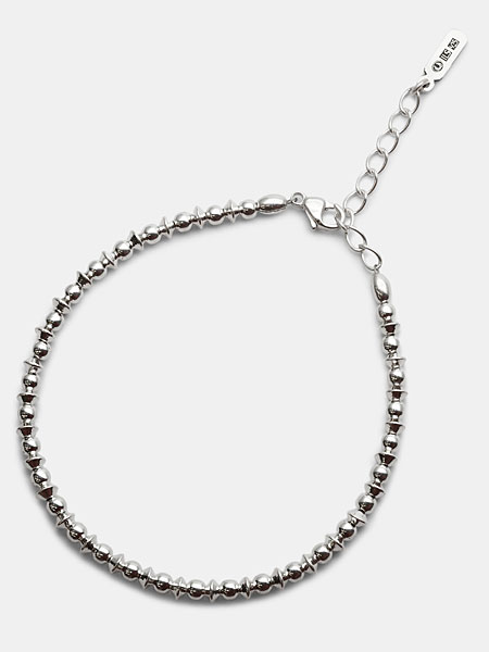 オーバルビーズブレスレットを上から撮影し、全体のバランスやシルエットがわかる画像。