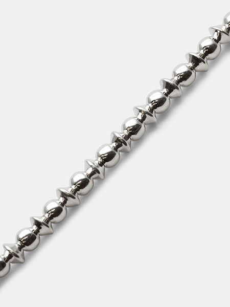 筋入りビーズとプレーンなオーバルビーズの質感の違いがわかるアップ画像。