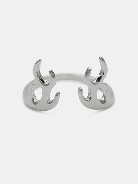 鹿の角モチーフが正面からはっきりとわかる、シルバー製リングの全体画像。