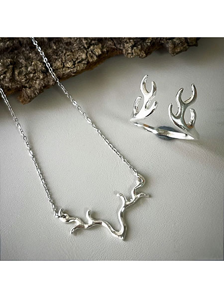 森の記憶 鹿の角リングと同デザインのネックレスを並べて写したコーディネート提案画像。