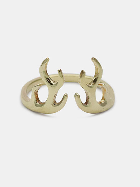 鹿の角モチーフの曲線が正面から美しく見える、ブラス製リングの全体画像。