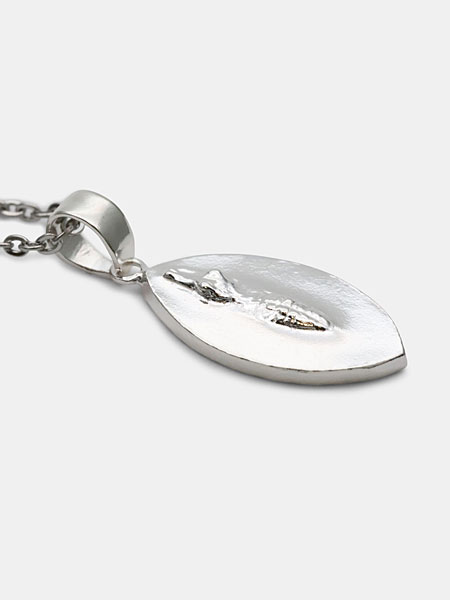 水面に潜むワニを表現したTinyのワニモチーフシルバーネックレス、リアルな造形がわかる横からのアップ画像。